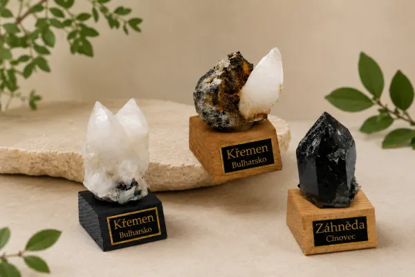 Dřevěné podstavce pod minerály